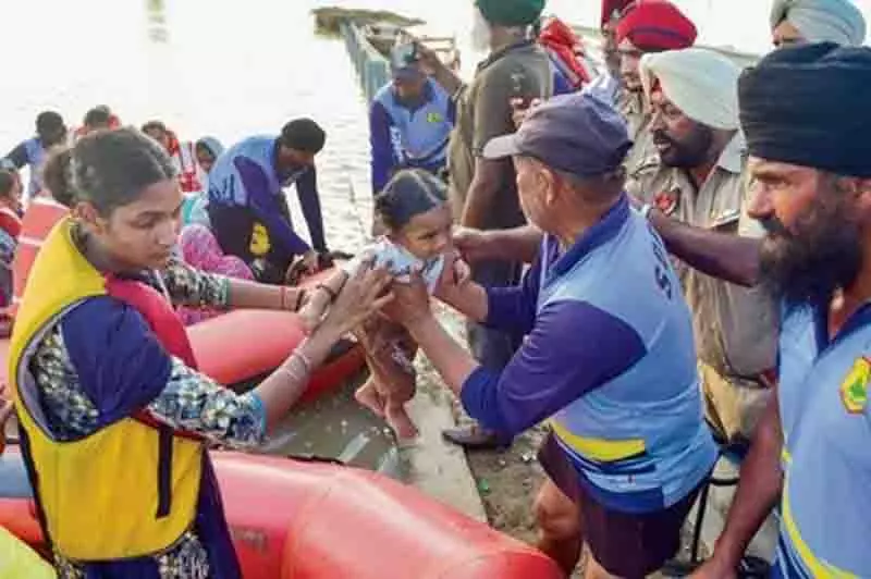 Punjab: अधिकारियों ने कहा कि गणमान्य व्यक्तियों के दौरे से राहत कार्य में बाधा आ रही Punjab: अधिकारियों ने कहा कि गणमान्य व्यक्तियों के दौरे से राहत कार्य में बाधा आ रही