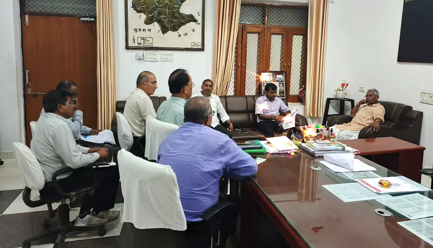 Jaipur: टीएडी मंत्री ने अतिवृष्टि को लेकर बांसवाड़ा में ली अधिकारियों की बैठक Jaipur: टीएडी मंत्री ने अतिवृष्टि को लेकर बांसवाड़ा में ली अधिकारियों की बैठक