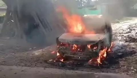 Ranchi में जमीन विवाद को लेकर झड़प, वाहन में लगायी आग Ranchi में जमीन विवाद को लेकर झड़प, वाहन में लगायी आग