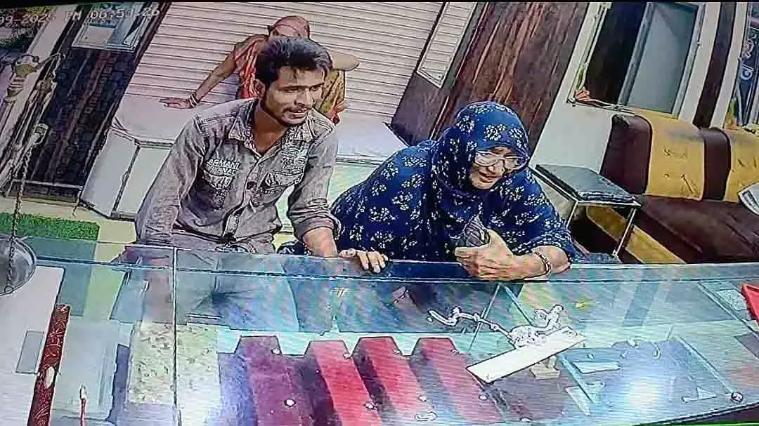 छतरपुर में सोने की अंगूठी चोरी का खुलासा, CCTV में कैद चोर छतरपुर में सोने की अंगूठी चोरी का खुलासा, CCTV में कैद चोर