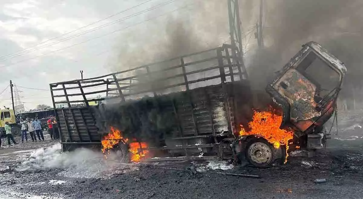 Bhopal: पेंट केमिकल ले जा रहे ट्रक में आग लगी, बड़ा हादसा टला Bhopal: पेंट केमिकल ले जा रहे ट्रक में आग लगी, बड़ा हादसा टला