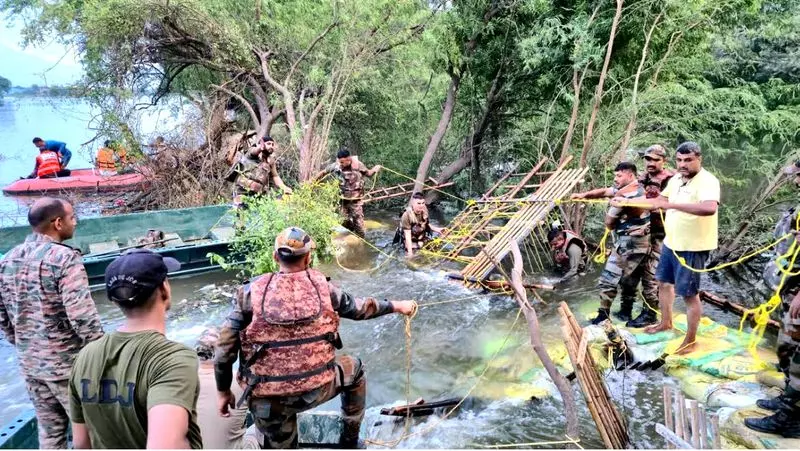 Haryana : बहादुरगढ़ में नाले के टूटने को रोकने के लिए सेना बुलाई गई Haryana : बहादुरगढ़ में नाले के टूटने को रोकने के लिए सेना बुलाई गई