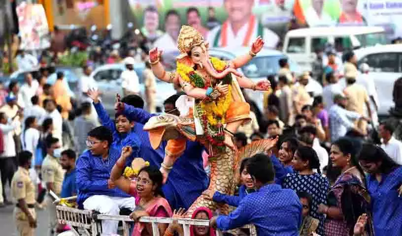 हैदराबाद में गणेश प्रतिमा विसर्जन शांतिपूर्ण ढंग से संपन्न, 26,000 प्रतिमाएं विसर्जित: CV Anand हैदराबाद में गणेश प्रतिमा विसर्जन शांतिपूर्ण ढंग से संपन्न, 26,000 प्रतिमाएं विसर्जित: CV Anand