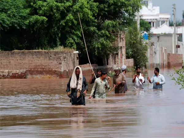 Pakistan: बाढ़ प्रभावित लोगों को ले जा रही नाव पलटने से 5 की मौत Pakistan: बाढ़ प्रभावित लोगों को ले जा रही नाव पलटने से 5 की मौत