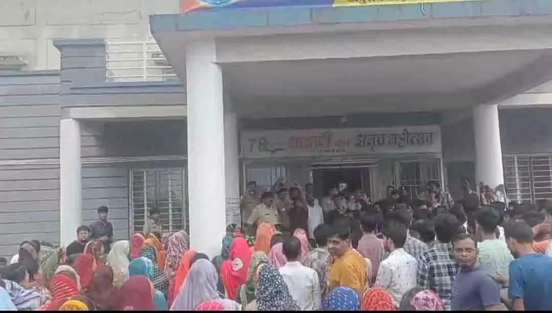MP: बच्ची से बलात्कार के आरोप में शिक्षक गिरफ्तार, धार में विरोध प्रदर्शन MP: बच्ची से बलात्कार के आरोप में शिक्षक गिरफ्तार, धार में विरोध प्रदर्शन