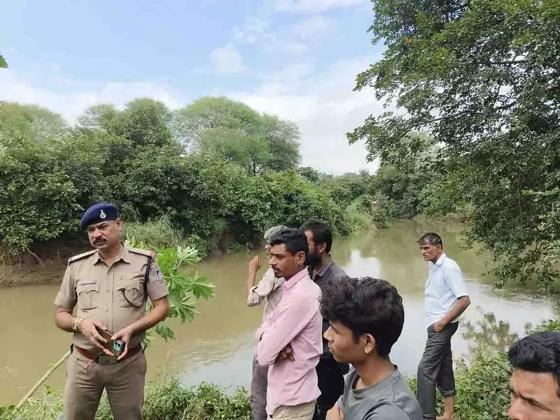 MP: आष्टा में गणेश प्रतिमाओं के विसर्जन के दौरान 10 वर्षीय बालक डूबा MP: आष्टा में गणेश प्रतिमाओं के विसर्जन के दौरान 10 वर्षीय बालक डूबा