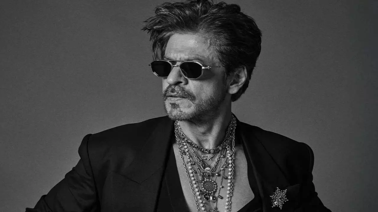 SRK का किंग लुक लीक, टीम ने प्रशंसकों से उत्साह बनाए रखने की अपील की SRK का किंग लुक लीक, टीम ने प्रशंसकों से उत्साह बनाए रखने की अपील की