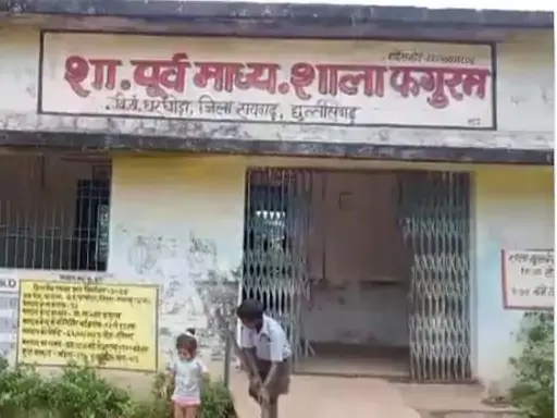 कीड़े लगे भोजन खा रहे थे स्कूली बच्चे, निरीक्षण पर पहुंचे बीईओ के उड़े होश कीड़े लगे भोजन खा रहे थे स्कूली बच्चे, निरीक्षण पर पहुंचे बीईओ के उड़े होश