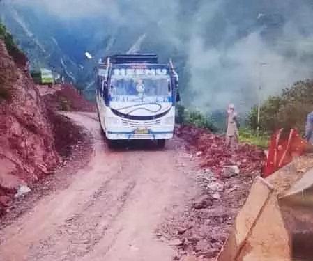 भूस्खलन से क्षतिग्रस्त कठुआ में बीआरओ ने पहाड़ी सड़क बहाल की भूस्खलन से क्षतिग्रस्त कठुआ में बीआरओ ने पहाड़ी सड़क बहाल की