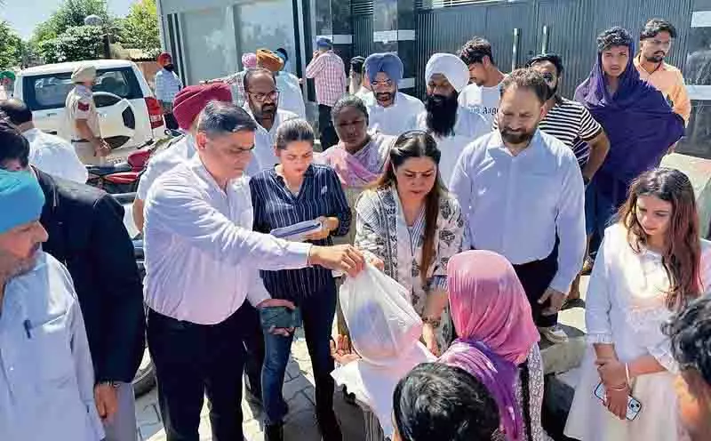 जिला न्यायाधीश ने Sutlej तटबंध की स्थिति की समीक्षा की जिला न्यायाधीश ने Sutlej तटबंध की स्थिति की समीक्षा की