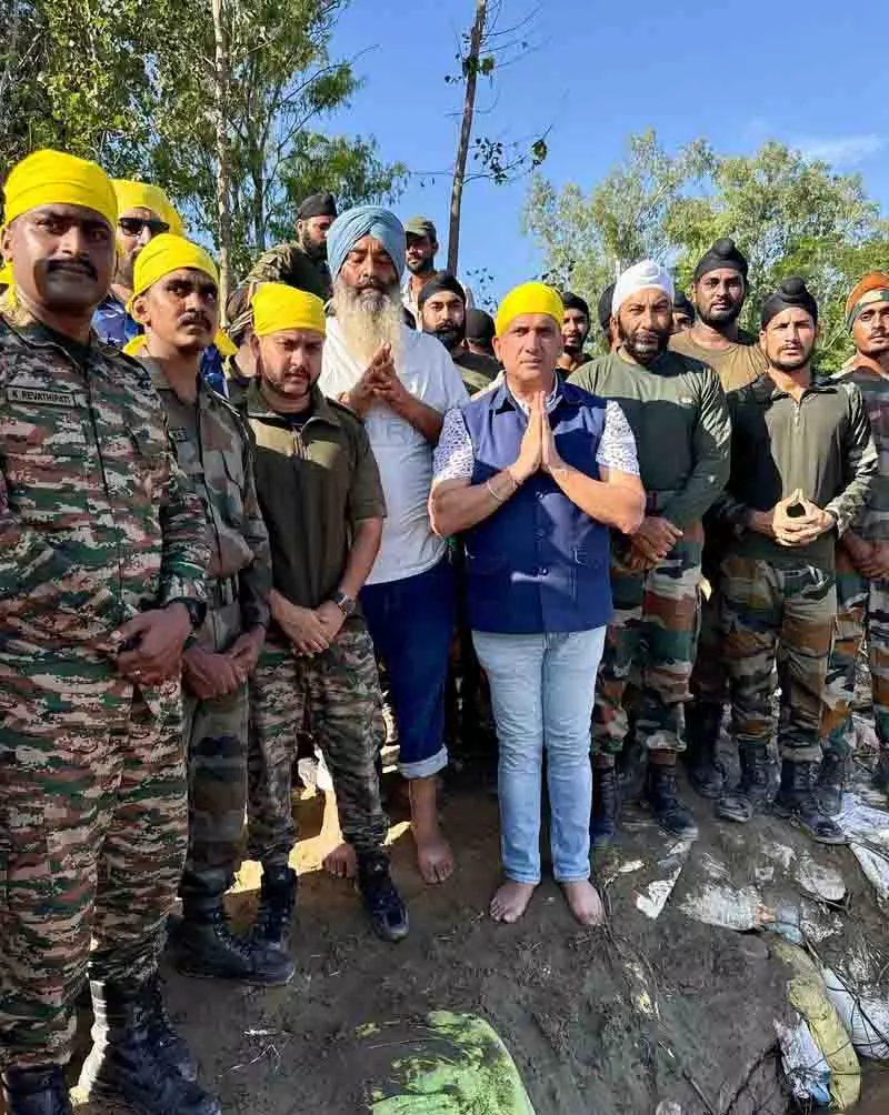 Jalandhar: राज्य सूचना आयुक्त ने बाढ़ के खतरे से जूझ रहे लोगों के लिए अरदास की Jalandhar: राज्य सूचना आयुक्त ने बाढ़ के खतरे से जूझ रहे लोगों के लिए अरदास की