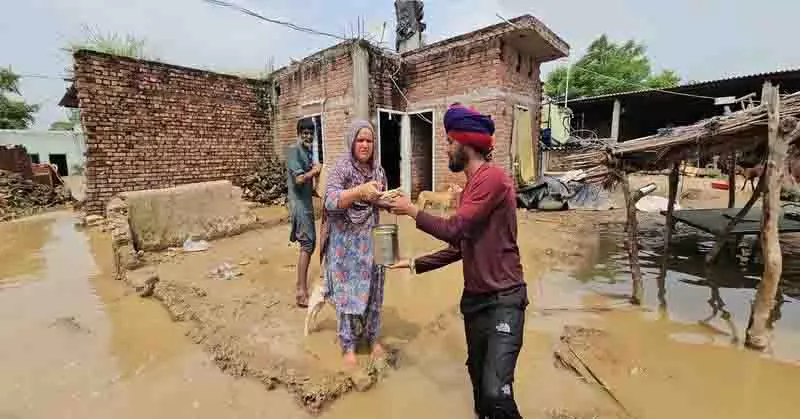 Jalandhar: बाढ़ राहत कार्यों में तेजी Jalandhar: बाढ़ राहत कार्यों में तेजी
