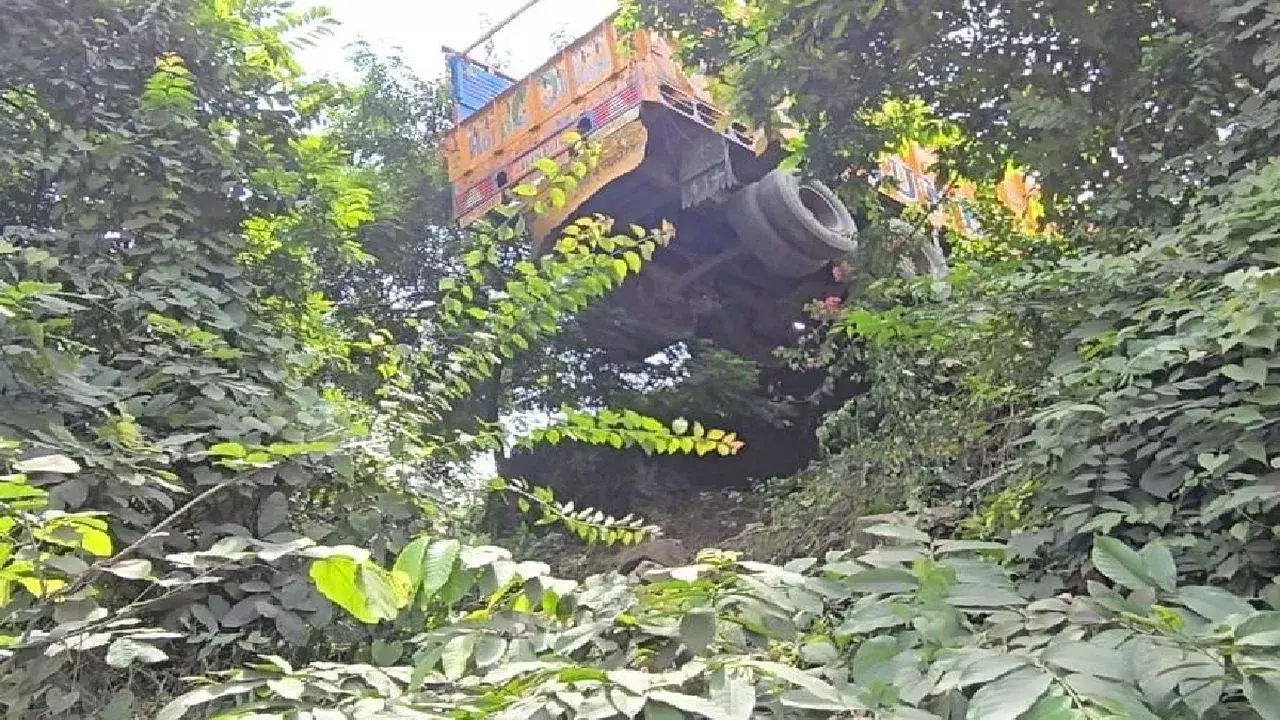 केशकाल घाट में पेड़ से लटका ट्रक, बड़ी दुर्घटना टली केशकाल घाट में पेड़ से लटका ट्रक, बड़ी दुर्घटना टली