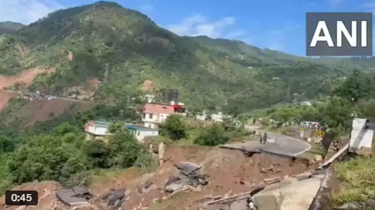 गोलाबारी और बाढ़ के बीच, जम्मू के सीमावर्ती गांव सुरक्षित भविष्य की गुहार लगा रहे गोलाबारी और बाढ़ के बीच, जम्मू के सीमावर्ती गांव सुरक्षित भविष्य की गुहार लगा रहे