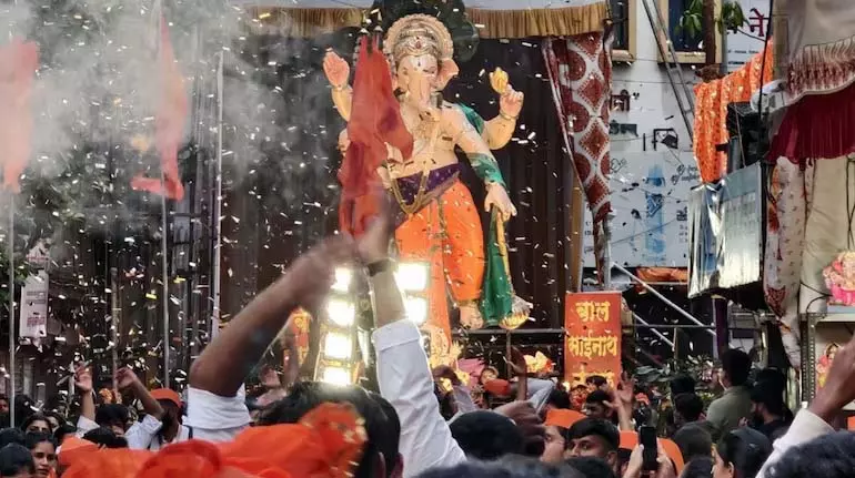 Mumbai: गणेश जुलूस के दौरान हाईटेंशन तार गिरने से 1 की मौत, 5 घायल Mumbai: गणेश जुलूस के दौरान हाईटेंशन तार गिरने से 1 की मौत, 5 घायल