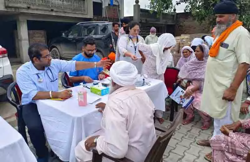 DMCH टीम बाढ़ प्रभावित क्षेत्रों में जरूरतमंदों को चिकित्सा सेवा प्रदान कर रही DMCH टीम बाढ़ प्रभावित क्षेत्रों में जरूरतमंदों को चिकित्सा सेवा प्रदान कर रही