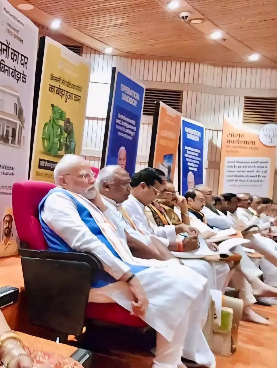 सांसद कार्यशाला में सबसे पीछे सीट में बैठ गए पीएम मोदी, बीजेपी नेता हुए हैरान सांसद कार्यशाला में सबसे पीछे सीट में बैठ गए पीएम मोदी, बीजेपी नेता हुए हैरान