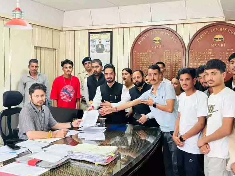 Mandi के युवाओं ने आवश्यक सेवाओं की बहाली की मांग की Mandi के युवाओं ने आवश्यक सेवाओं की बहाली की मांग की