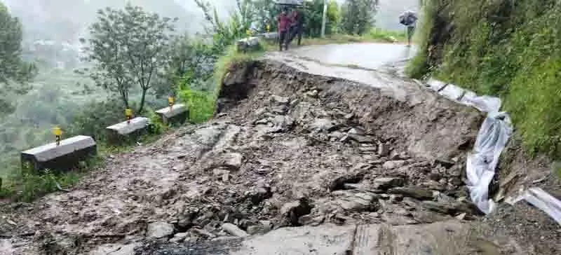 राज्य भर में 900 सड़कें अवरुद्ध, Kullu सबसे ज्यादा प्रभावित, बिजली, पानी की आपूर्ति बाधित राज्य भर में 900 सड़कें अवरुद्ध, Kullu सबसे ज्यादा प्रभावित, बिजली, पानी की आपूर्ति बाधित