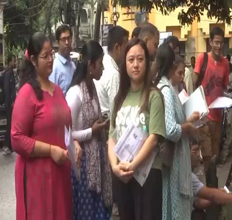 पश्चिम बंगाल: SSC ने कड़ी सुरक्षा के बीच 9 साल बाद शिक्षक भर्ती परीक्षा आयोजित की पश्चिम बंगाल: SSC ने कड़ी सुरक्षा के बीच 9 साल बाद शिक्षक भर्ती परीक्षा आयोजित की