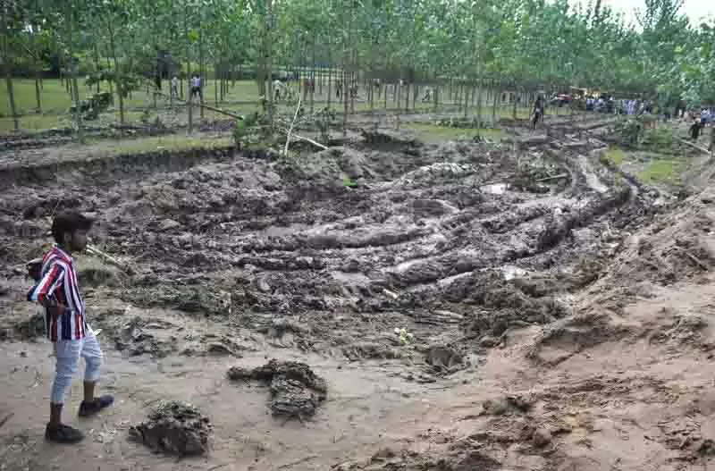Ludhiana में सतलुज नदी के किनारे खेत पानी में डूबे, किसानों को फसलों के नुकसान का अफसोस Ludhiana में सतलुज नदी के किनारे खेत पानी में डूबे, किसानों को फसलों के नुकसान का अफसोस