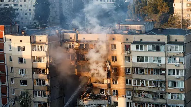 रूसी हमले के बाद Kyiv की सरकारी इमारत से धुआँ उठता हुआ रूसी हमले के बाद Kyiv की सरकारी इमारत से धुआँ उठता हुआ