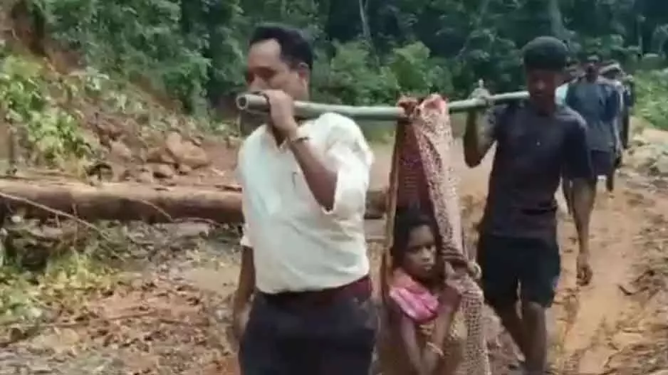 स्वास्थ्यकर्मी जीवनरक्षक बने, मरीज को अस्थायी स्ट्रेचर पर ले गए स्वास्थ्यकर्मी जीवनरक्षक बने, मरीज को अस्थायी स्ट्रेचर पर ले गए
