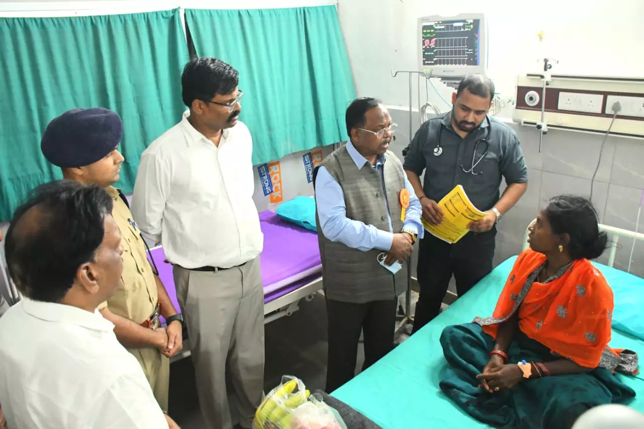 लुत्ती डैम टूटने से प्रभावित ग्रामीणों का हाल चाल जानने अस्पताल पहुंचे कृषि मंत्री नेताम लुत्ती डैम टूटने से प्रभावित ग्रामीणों का हाल चाल जानने अस्पताल पहुंचे कृषि मंत्री नेताम