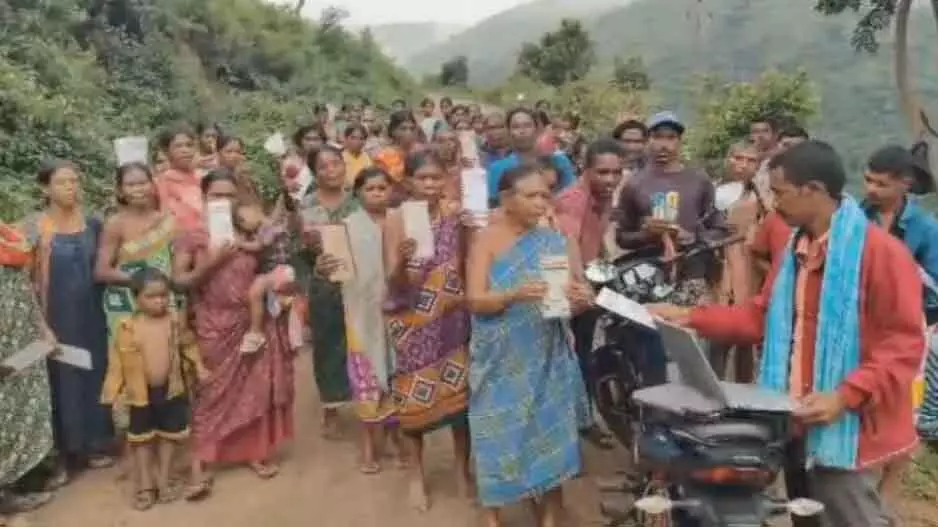Odisha: कॉल या इंटरनेट के लिए ग्रामीणों को रोज़ाना 2-3 किलोमीटर चलना पड़ता है Odisha: कॉल या इंटरनेट के लिए ग्रामीणों को रोज़ाना 2-3 किलोमीटर चलना पड़ता है