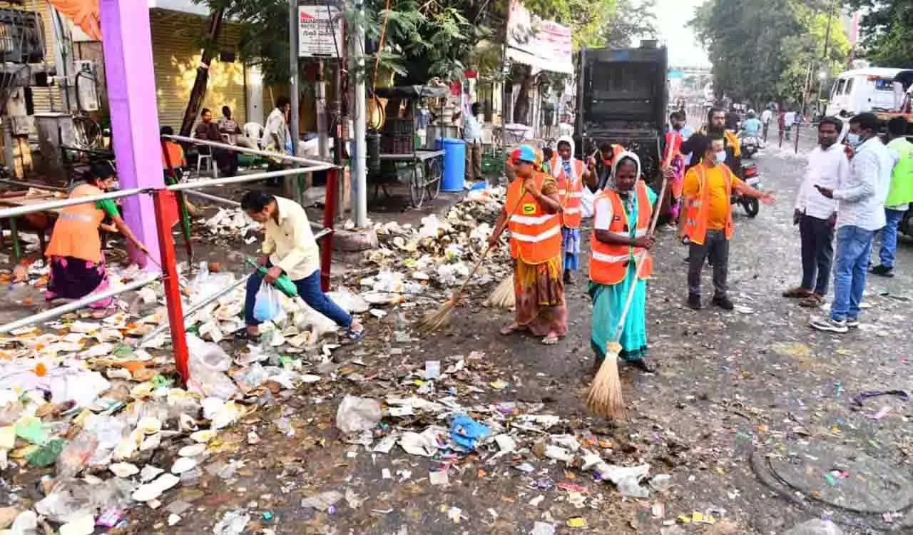 गणेश विसर्जन के बाद GHMC ने शहर भर में सफाई अभियान शुरू किया गणेश विसर्जन के बाद GHMC ने शहर भर में सफाई अभियान शुरू किया
