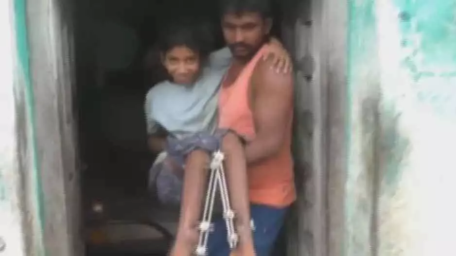 Odisha: एक नाबालिग लड़की गंभीर बीमारी से पीड़ित Odisha: एक नाबालिग लड़की गंभीर बीमारी से पीड़ित