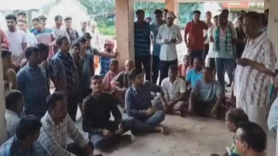 Bargarh: यूरिया वितरण को लेकर किसानों में आक्रोश, डीलरों पर जमाखोरी का आरोप Bargarh: यूरिया वितरण को लेकर किसानों में आक्रोश, डीलरों पर जमाखोरी का आरोप