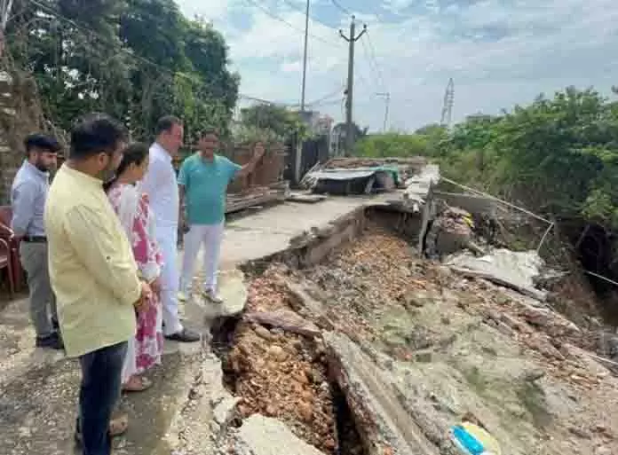 Sunil Sharma ने बाढ़ प्रभावित परिवारों को हर तरह की मदद का आश्वासन दिया Sunil Sharma ने बाढ़ प्रभावित परिवारों को हर तरह की मदद का आश्वासन दिया