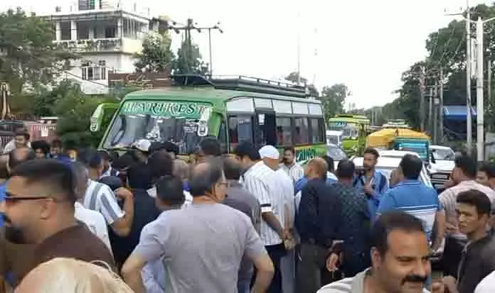 Jammu में पानी और बिजली संकट के खिलाफ लोगों ने बीसी रोड जाम किया Jammu में पानी और बिजली संकट के खिलाफ लोगों ने बीसी रोड जाम किया