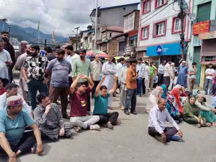 Jammu: जल संकट के कारण विरोध प्रदर्शन शुरू Jammu: जल संकट के कारण विरोध प्रदर्शन शुरू