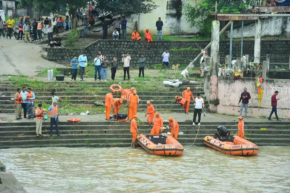 Ujjain: क्षिप्रा नदी में कार गिरने से दो पुलिसकर्मियों के शव बरामद Ujjain: क्षिप्रा नदी में कार गिरने से दो पुलिसकर्मियों के शव बरामद