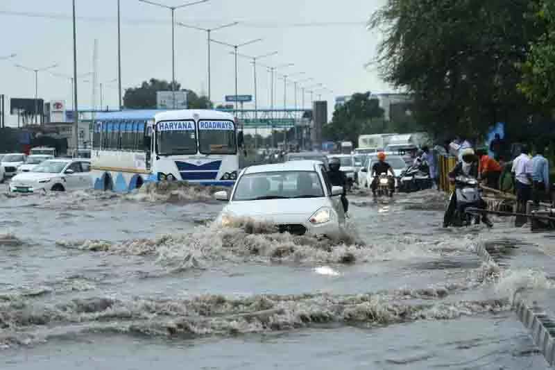 बारिश से Zirakpur की सड़कें जलमग्न, यात्री परेशान बारिश से Zirakpur की सड़कें जलमग्न, यात्री परेशान