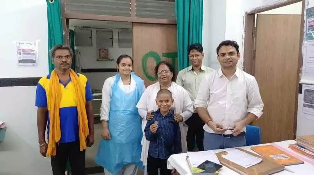 Chhatarpur: 10 साल के बच्चे ने निगला सिक्का, डॉक्टर ने 2 मिनट में बचाया Chhatarpur: 10 साल के बच्चे ने निगला सिक्का, डॉक्टर ने 2 मिनट में बचाया