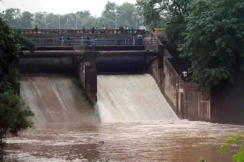 इस मानसून में 10वीं बार Sukhna lake के द्वार खोले गए इस मानसून में 10वीं बार Sukhna lake के द्वार खोले गए