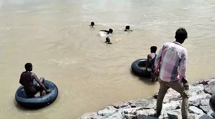 Madhya Pradesh: छतरपुर में दो भाई डूबे, एक 24 घंटे बाद भी लापता Madhya Pradesh: छतरपुर में दो भाई डूबे, एक 24 घंटे बाद भी लापता