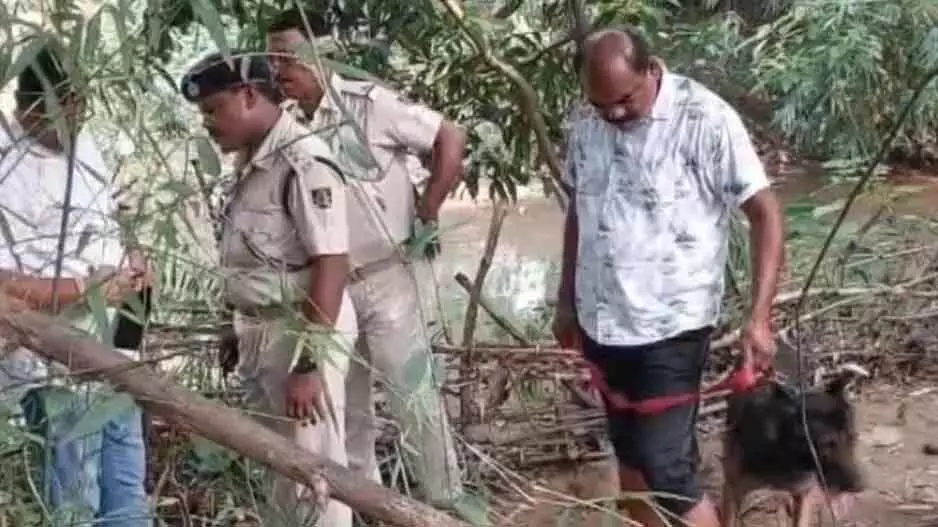 Angul: नाले से मिला मासूम का शव, स्थानीयों ने किया सड़क जाम Angul: नाले से मिला मासूम का शव, स्थानीयों ने किया सड़क जाम