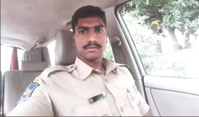 विनायक विसर्जन समारोह के दौरान नाचते समय एक कांस्टेबल गिर पड़ा विनायक विसर्जन समारोह के दौरान नाचते समय एक कांस्टेबल गिर पड़ा