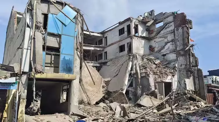 बदरपुर में जर्जर चार मंजिला इमारत ढह गई, हादसा होते-होते टला बदरपुर में जर्जर चार मंजिला इमारत ढह गई, हादसा होते-होते टला