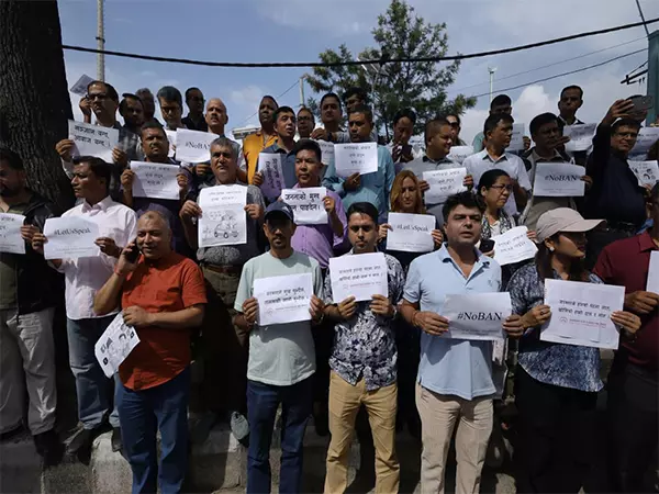 Nepal में पत्रकार सोशल मीडिया पर प्रतिबंध के खिलाफ सड़कों पर उतरे, देशव्यापी विरोध का आह्वान Nepal में पत्रकार सोशल मीडिया पर प्रतिबंध के खिलाफ सड़कों पर उतरे, देशव्यापी विरोध का आह्वान