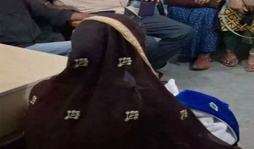 झारखंड : 50 हजार में बेचे गए नवजात का रेस्क्यू, प्रशासन ने मां-पिता को वापस सौंपा झारखंड : 50 हजार में बेचे गए नवजात का रेस्क्यू, प्रशासन ने मां-पिता को वापस सौंपा