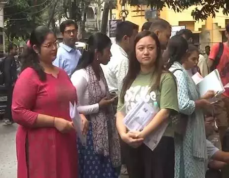 पश्चिम बंगाल: SSC ने कड़ी सुरक्षा के बीच 9 साल बाद शिक्षक भर्ती परीक्षा आयोजित की पश्चिम बंगाल: SSC ने कड़ी सुरक्षा के बीच 9 साल बाद शिक्षक भर्ती परीक्षा आयोजित की