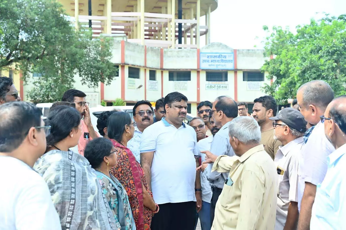 स्कूल शिक्षा मंत्री यादव ने नगर के विभिन्न स्कूलों के माली हालत का लिया जायजा स्कूल शिक्षा मंत्री यादव ने नगर के विभिन्न स्कूलों के माली हालत का लिया जायजा