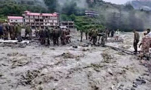Uttarakhand: बादल फटा, कई घरों तक पहुंचा मलबा, गाड़ियां बह गईं Uttarakhand: बादल फटा, कई घरों तक पहुंचा मलबा, गाड़ियां बह गईं