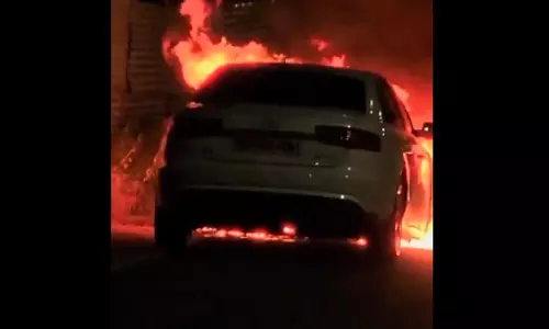 ऑडी कार में लगी आग Video, मॉल के सामने हुआ हादसा ऑडी कार में लगी आग Video, मॉल के सामने हुआ हादसा