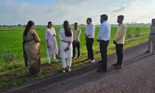 रायपुर से सटे गांव पहुंची राजस्व सचिव कंगाले, डिजिटल क्रॉप सर्वे का किया निरीक्षण
